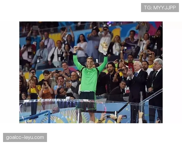 诺伊尔站位策略解析：掌控禁区的关键因素与高光表现