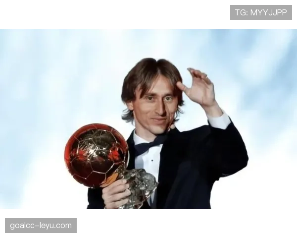 罗德里 vs 莫德里奇:深度解析两位中场大师的控场方式与结构差异 罗德里 vs 莫德里奇:深度解析两位中场大师的控场方式与结构差异