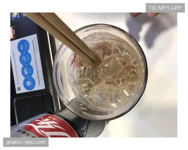 蒋林静家的冰箱里塞满了蛋白粉，连饮料都是按克称着喝的